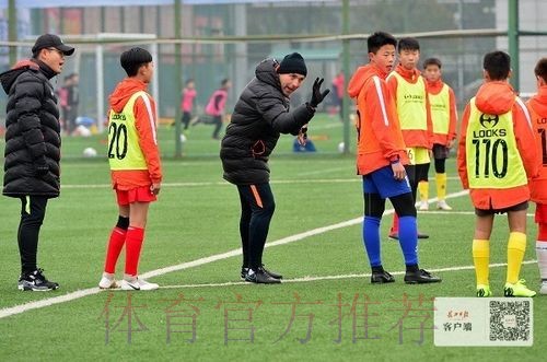 足协“百名外教下基层”再赴武汉 培养孩子更培养基层教练 足协“百名外教下基层”再赴武汉 培养孩子更培养基层教练
